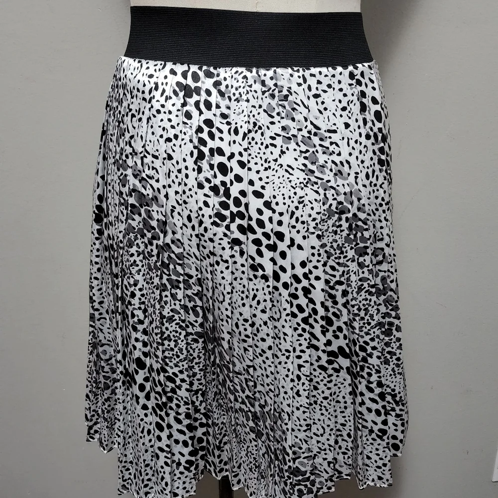 Whbm leopard sateen pleated skirt size 8 - Picture 5 of 6